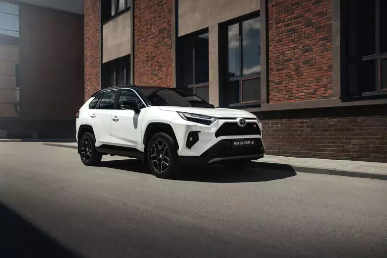 Toyota RAV4: міцна класика в кузові SUV