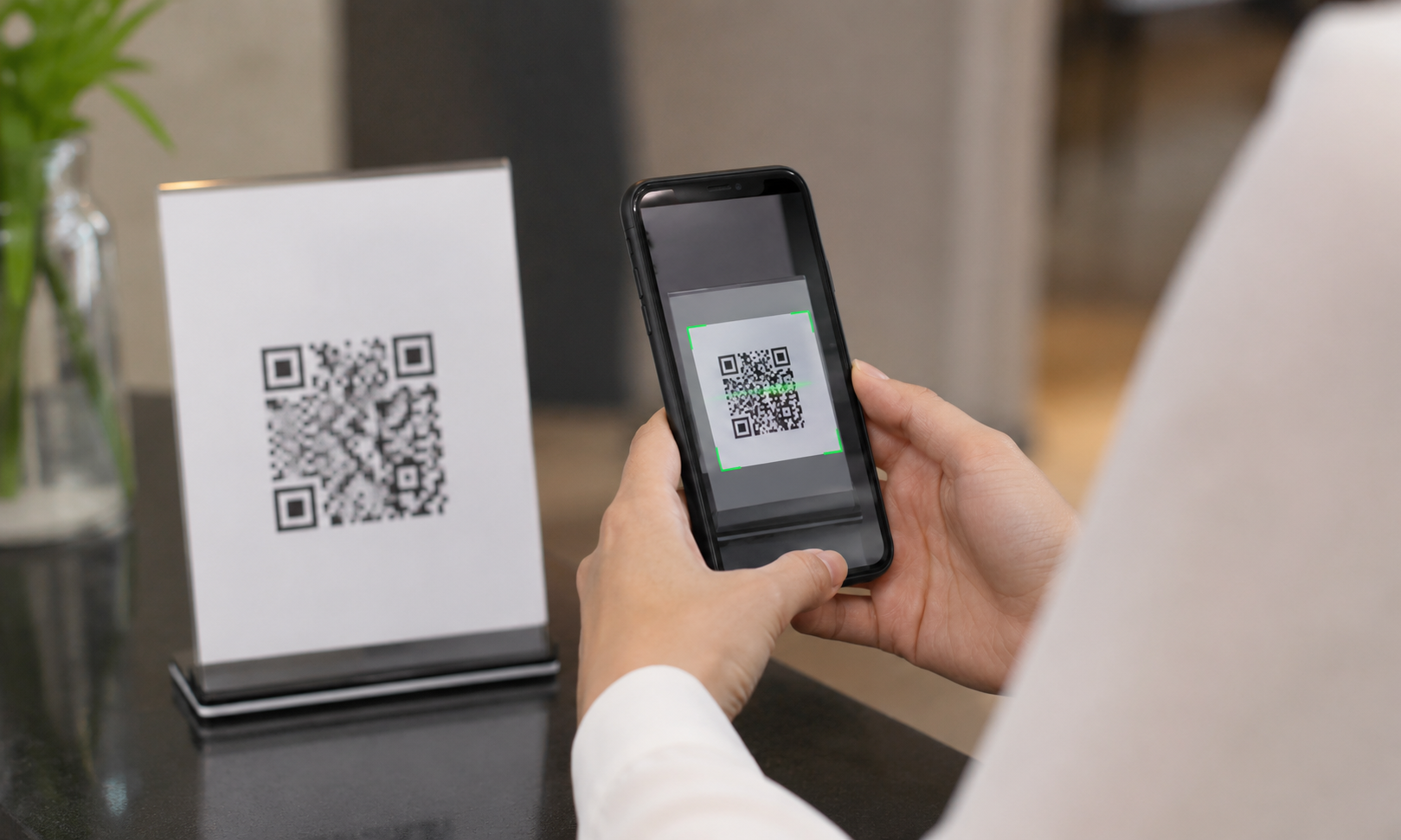 Смартфон поруч із QR-кодом і штрих-кодом на коробці