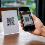 Сканирование QR-кода смартфоном на информационной табличке
