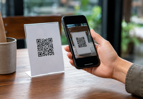 Сканирование QR-кода смартфоном на информационной табличке